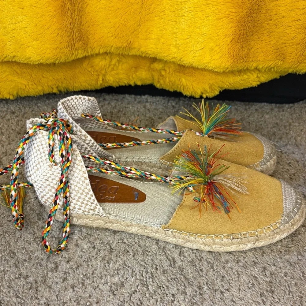 L’idea by Lori Yellow Suede Flat Espadrille Sandal Size 37. Retail $168